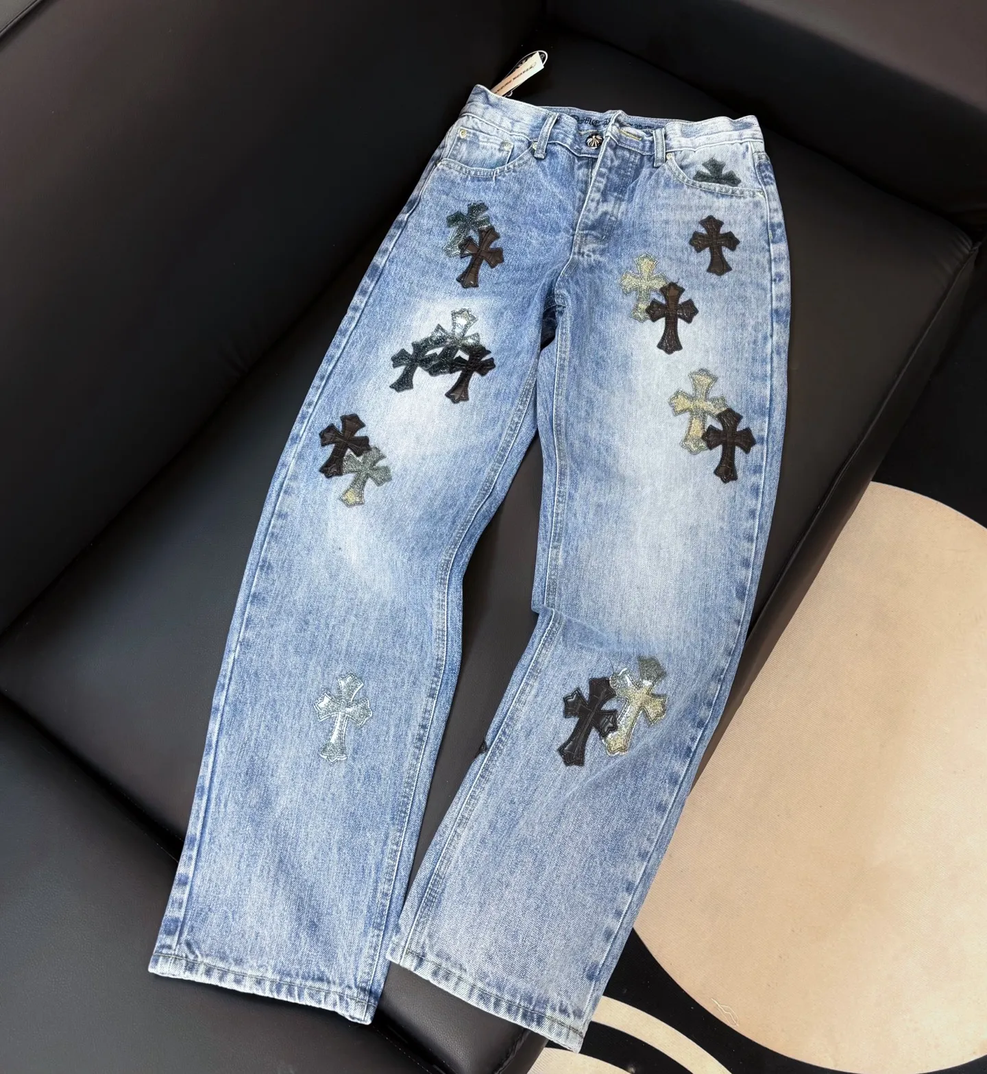 P280 💰Model number: D293 Chrome Hearts Chrome Hearts leather jeans Size: 28, 30, 32, 34, 36 (S-XXL) Color: blue Size reference: Pants length 100 102 104 106 106 Waist 72 76 80 84 88 Recommended weight S (about 110 pounds) M (about 140 pounds) L (about 140 pounds) XL (about 165 pounds) XXL (about 185 pounds)